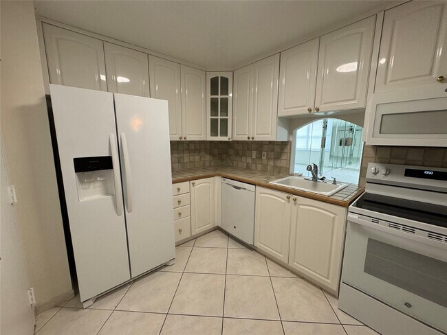 Building Photo - 3015 N Ocean Blvd