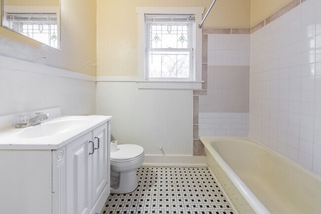 Building Photo - 631 E Ashby Pl