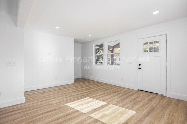 Building Photo - 1012 Debow St