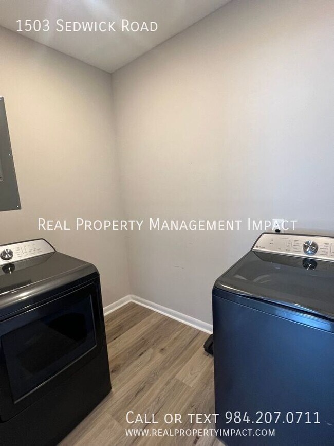 Building Photo - Vintage, 3-4 Bedroom 3 Bath Parkland Ranch...