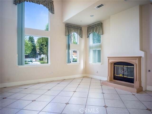 Building Photo - 146 W Le Roy Ave