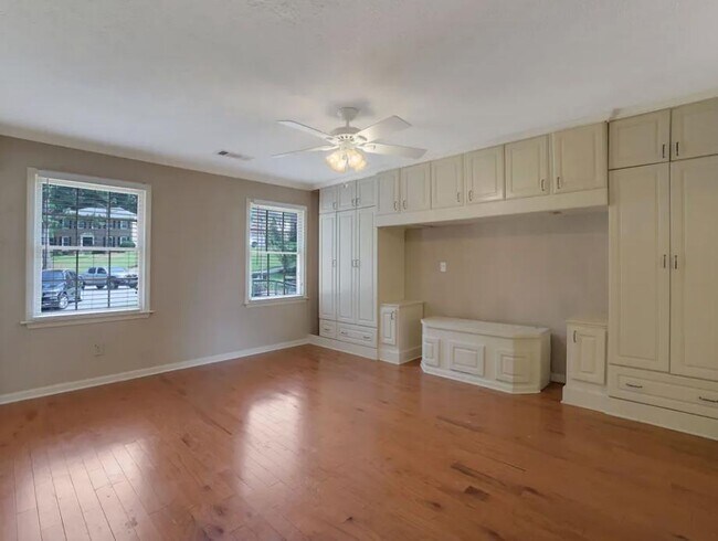 Building Photo - 6963 Whispering Oaks Ct