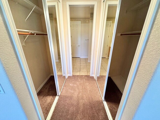 Building Photo - GATED COMMUNITY - TOP FLOOR CONDO WITH BALCONY IN SUMMERLIN