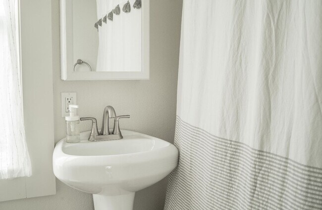 Building Photo - Charming Downtown Vancouver Bungalow