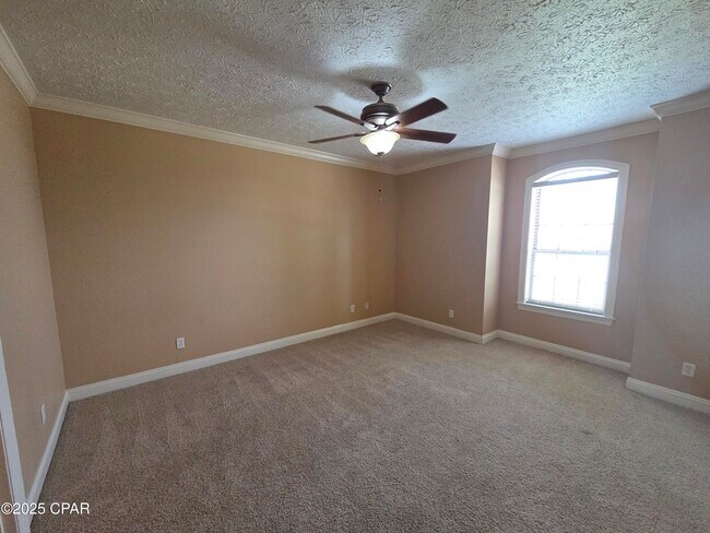 Building Photo - 3401 Hillcrest Dr