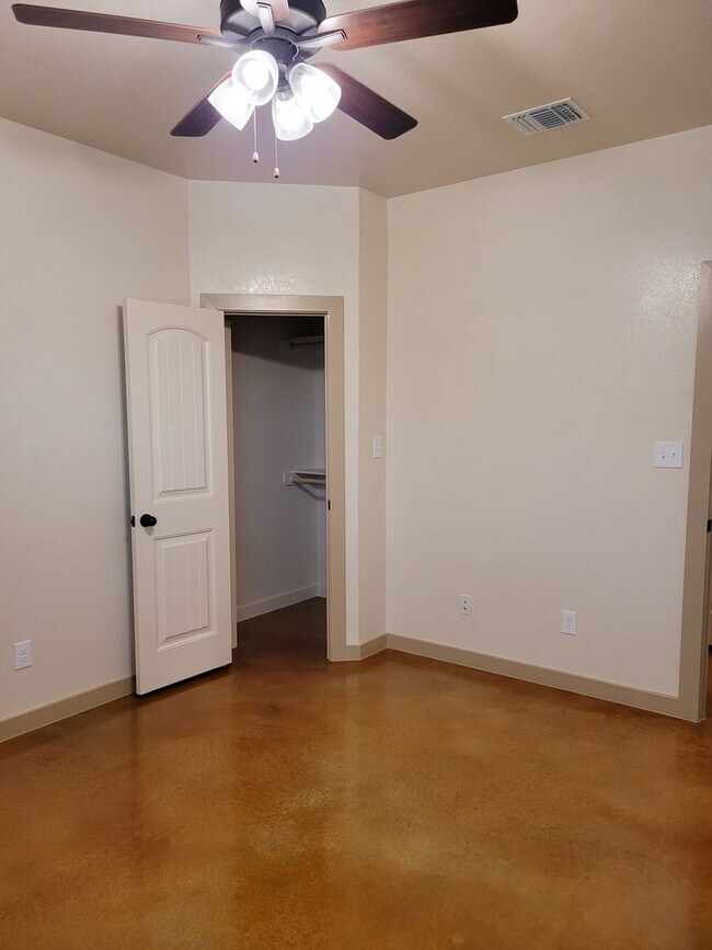 Building Photo - 1909-B Caspian Trail - Move in Ready!