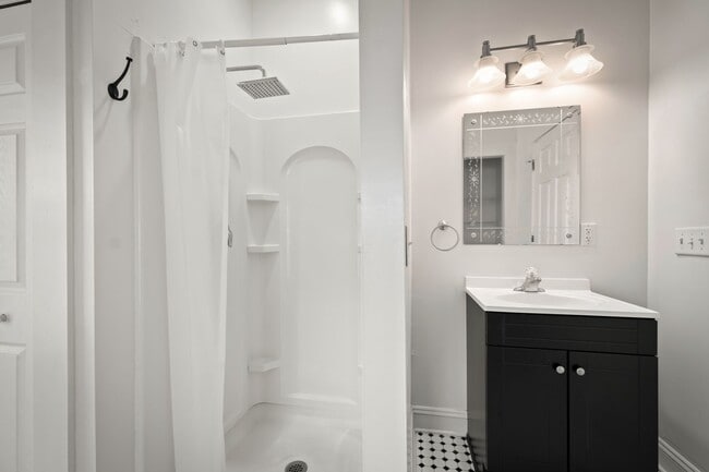Building Photo - Charming 4 Bedroom 3 Bathroom Historical H...