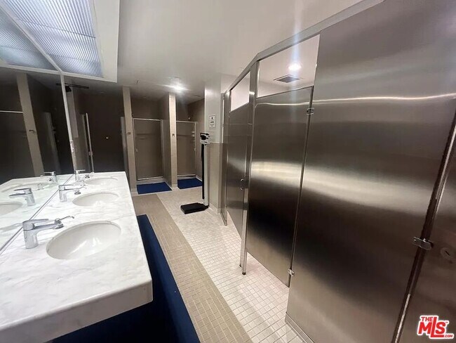 Building Photo - 800 W 1st St