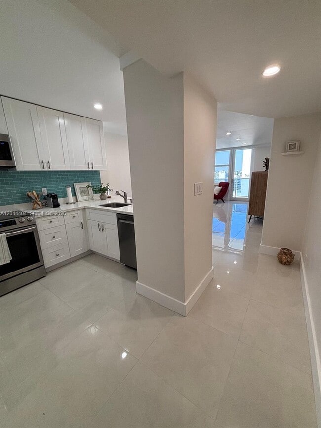 Building Photo - 3725 S Ocean Dr
