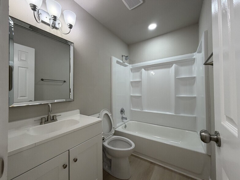 Building Photo - 404 Lowell Ln