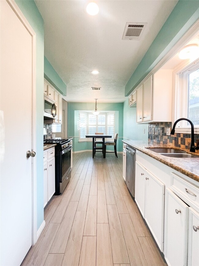 Building Photo - 13607 Fernhill Dr