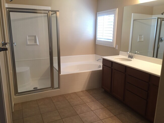 Building Photo - Executive Home!