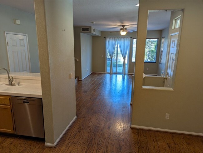 Building Photo - 3 Bedroom - 2.5 Bathroom Townhome in Scrip...