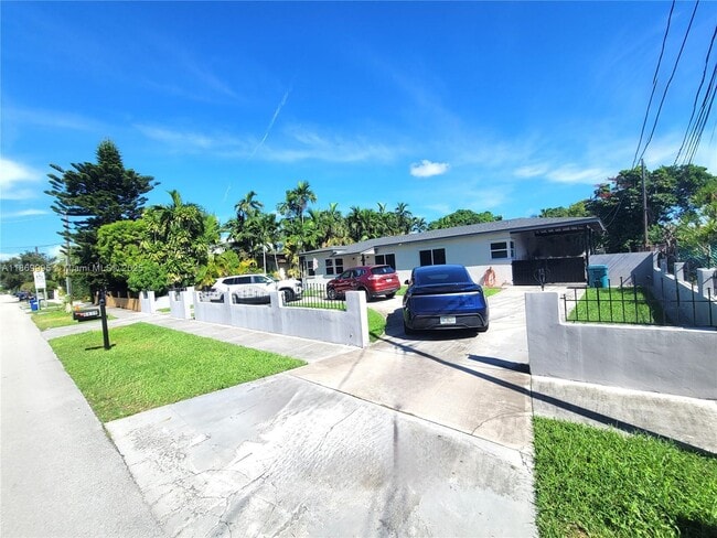 Building Photo - 8839 SW 28th St