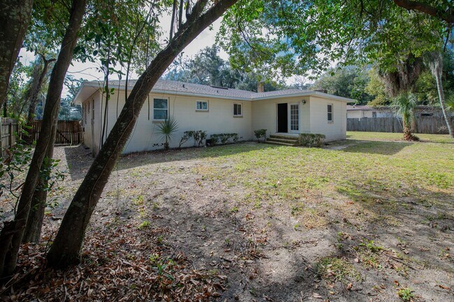Building Photo - Great Florida Home with Garage in the Hear...