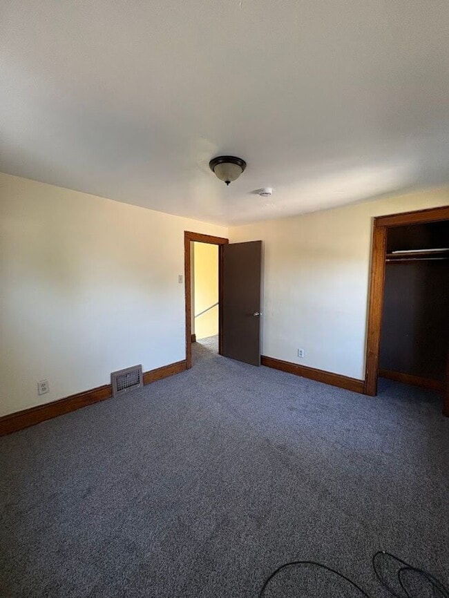 Building Photo - Three bedroom one bathroom home for rent