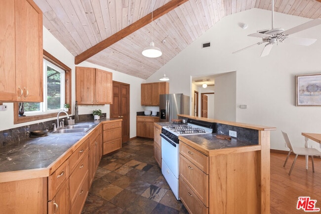 Building Photo - 1671 Happy Trail