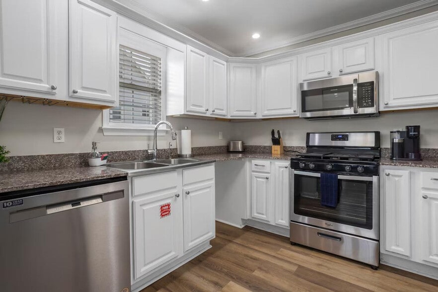 Building Photo - 426 Russell Ave