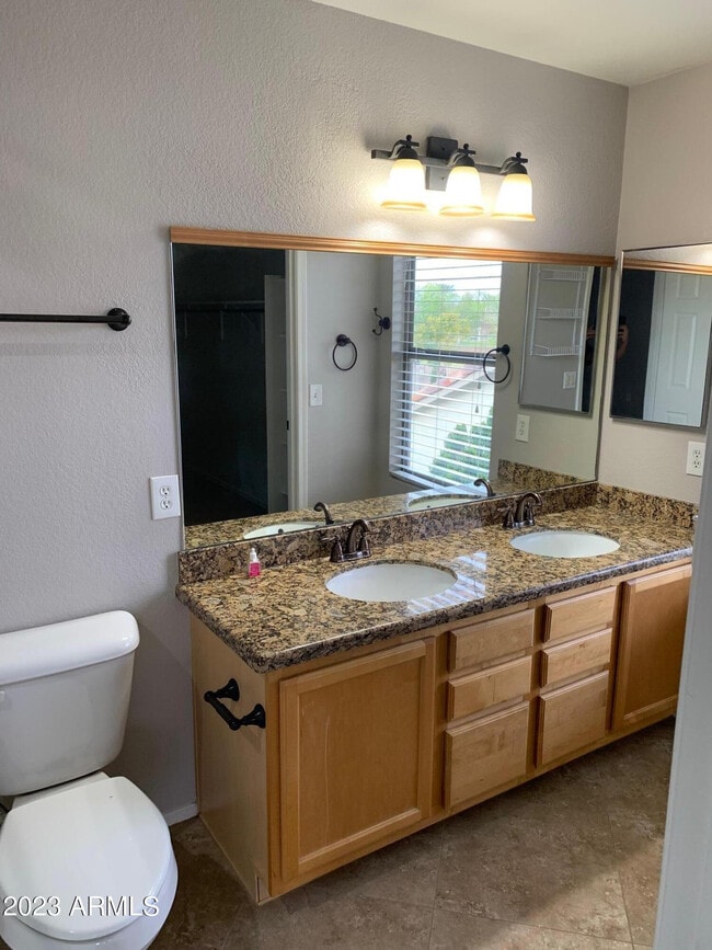 Building Photo - 494 W Cotton Ln