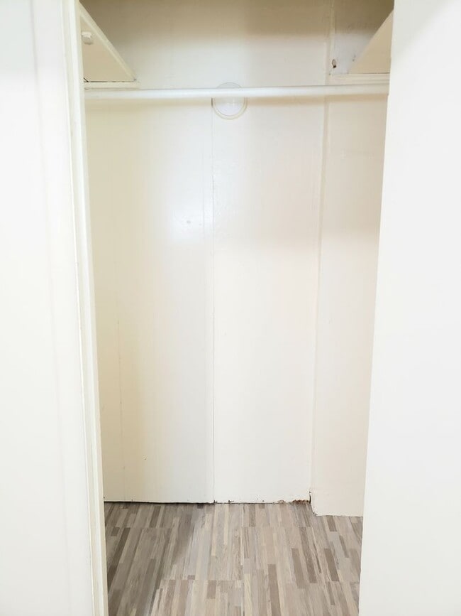 Building Photo - Cozy 1 bed, 1 bath house! Centrally located with washer & dryer!