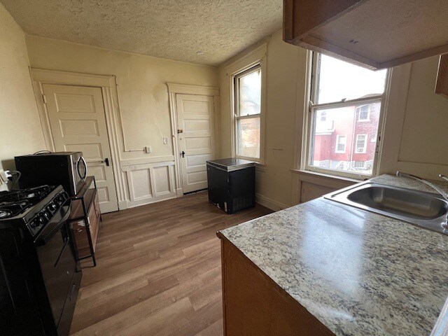 Building Photo - 268 Helen St