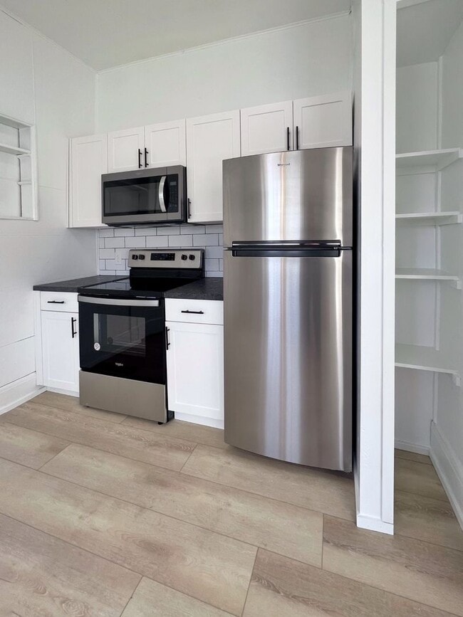Building Photo - RENOVATED 3 BD Bungalow in MidTown!