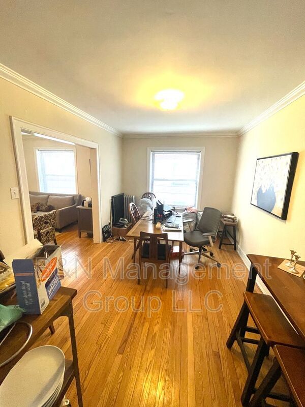 Building Photo - 910 W Oakdale Ave