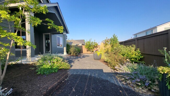 Building Photo - 4 BR/2.5 BA Single-Level home at Trailside