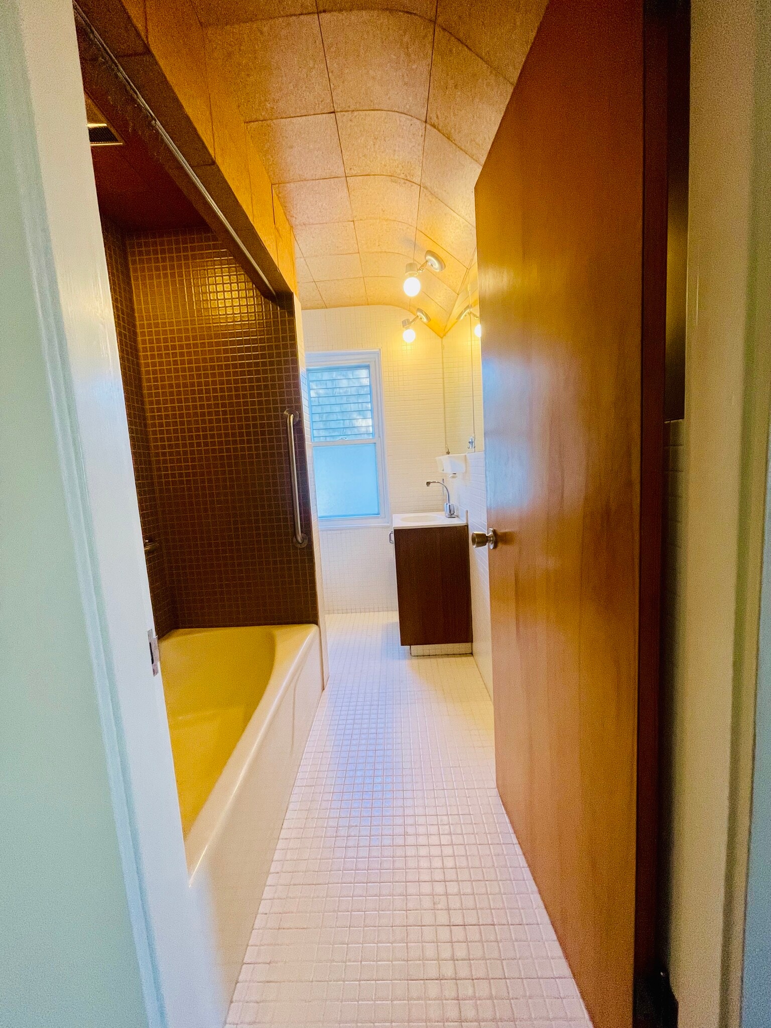 3RD FLOOR BATH - 10 Packard Ave