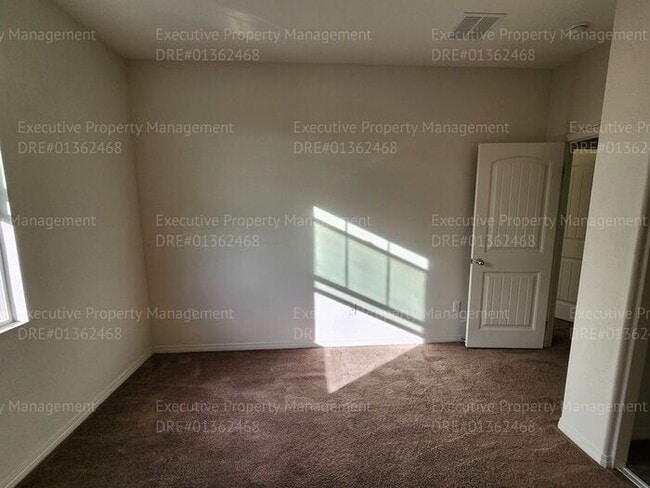 Building Photo - 3 bedroom/ 2.5 bathroom town home located in a secured gated community.