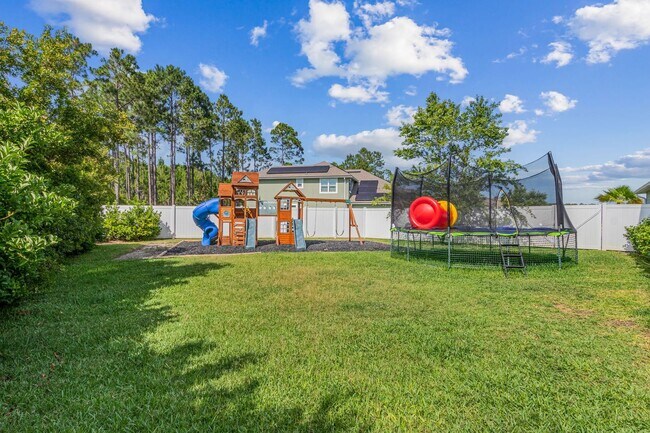Building Photo - Spacious 4 Bed / 4 Bath Home with Upgrades...