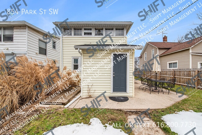 Building Photo - 854 Park St SW