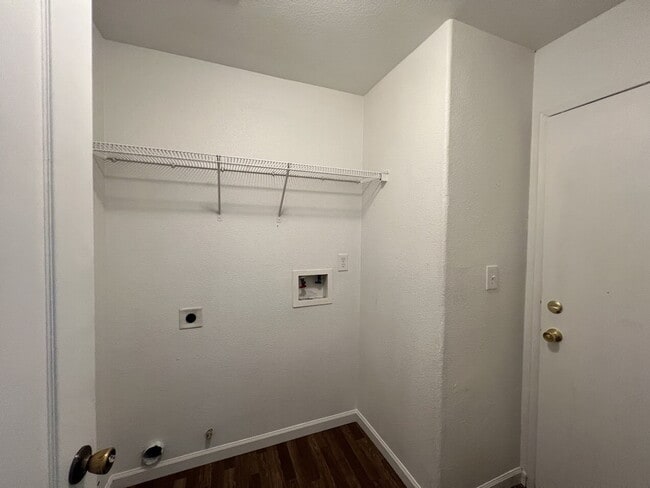 Building Photo - MOVE IN READY!!