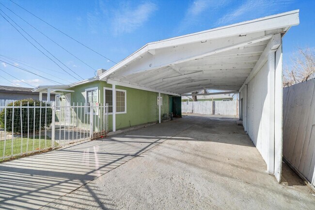 Building Photo - 44524 Cedar Ave