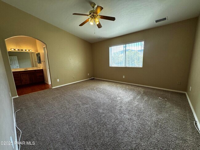 Building Photo - 3750 N Meadowlark Dr