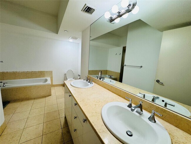 Building Photo - 20000 E Country Club Dr