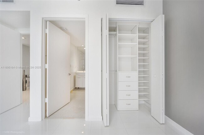 Building Photo - 495 Brickell Ave