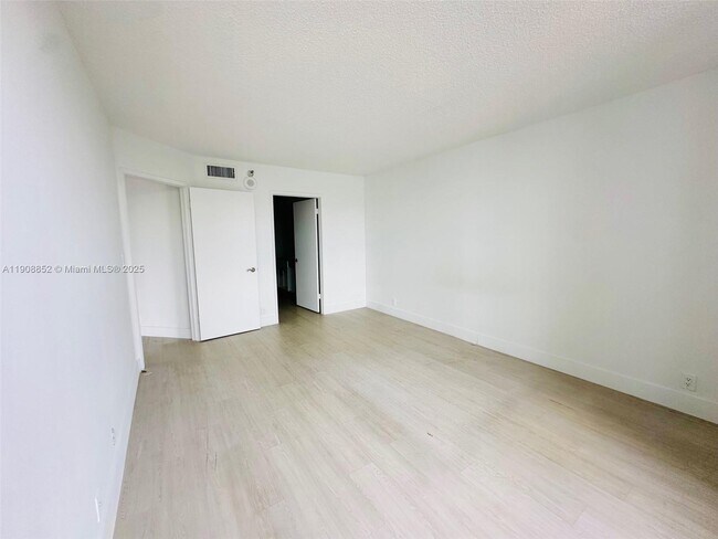 Building Photo - 19101 NE 36th Pl