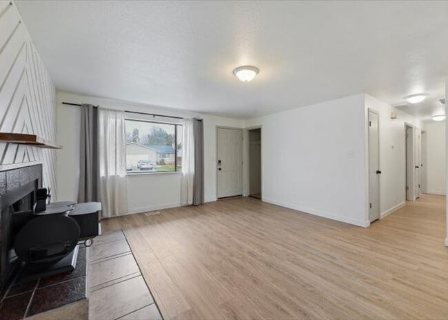 Building Photo - 1319 E Victory Rd