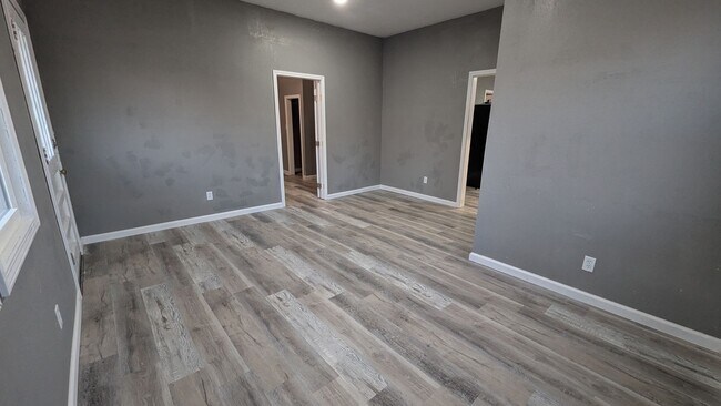 Building Photo - 410 E 6th St