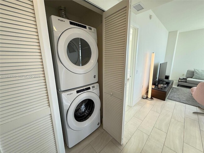 Building Photo - 2000 Metropica Wy