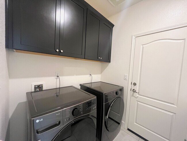 Building Photo - Stylish and Efficient 3 Bedroom Home