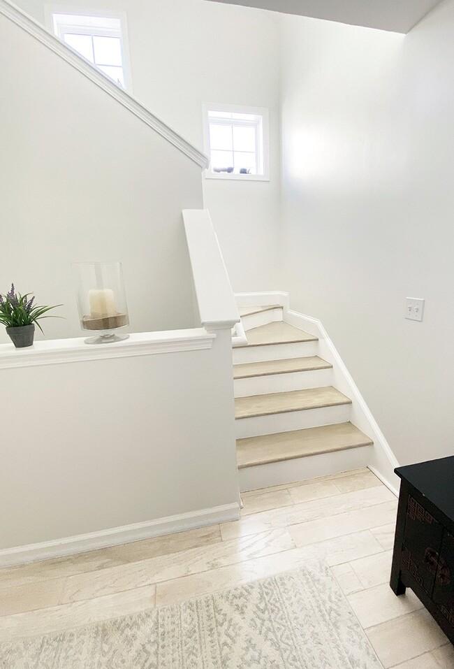 Building Photo - Charming, Spacious, Single Family Home in ...