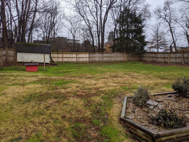 Building Photo - Great school district, three bedroom two b...