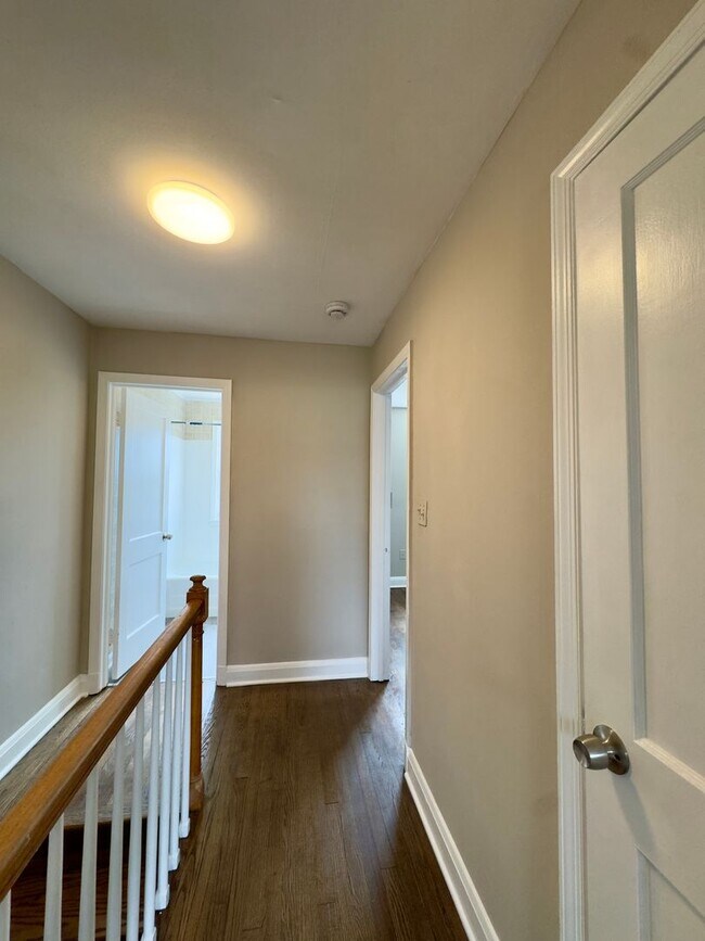Building Photo - 433 Oakwood Rd