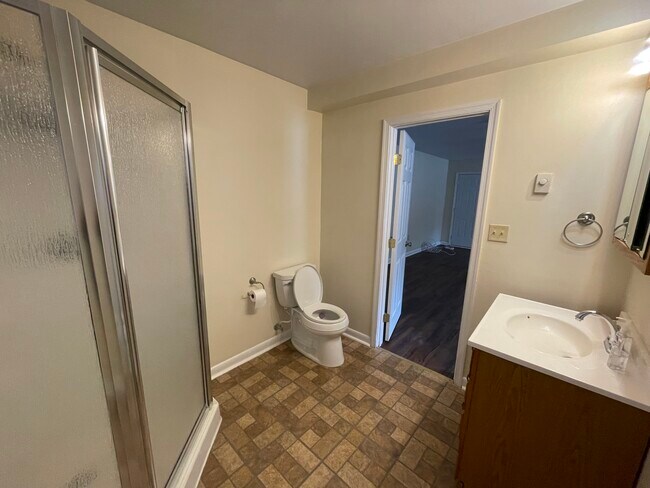 Master Suite Bthrm - 8234 Roanoke Ct