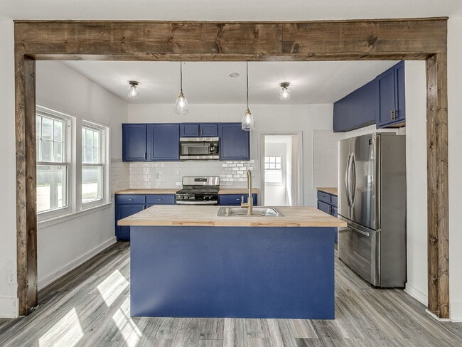 Building Photo - Beautifully Updated Bungalow!