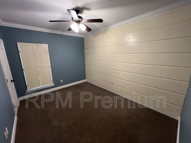 Building Photo - 7335 Oak View Dr.