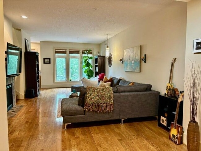 Building Photo - Beautiful Lake Oswego Newer Townhome Walki...