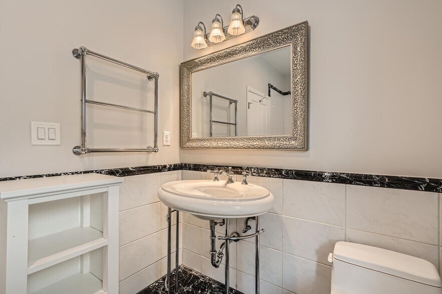 Building Photo - Dazzling North Capitol Hill home with fenced yard